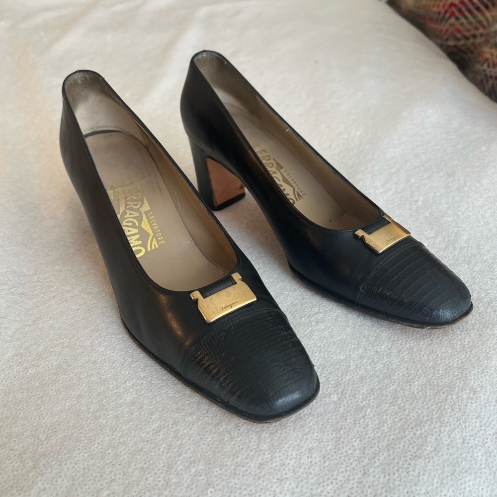 Vintage 1970s 1980s Salvatore Ferragamo Black Italian Leather Heels Gold Accent - Picture 4 of 17
